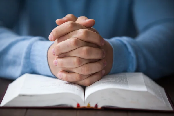Man sitting at desk with bible — Stock Photo, Image