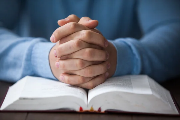 Man zit aan bureau met de Bijbel — Stockfoto