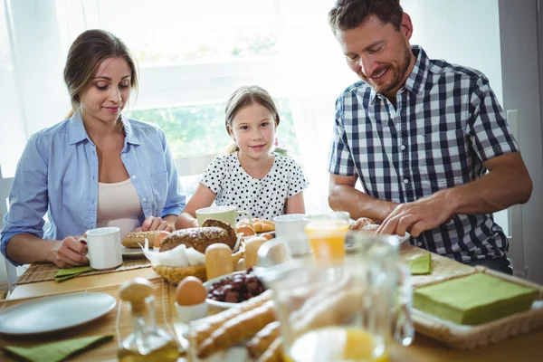 Glückliche Familie beim Frühstück — Stockfoto