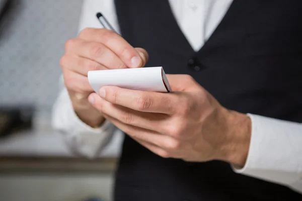 Bartendern tar en beställning — Stockfoto