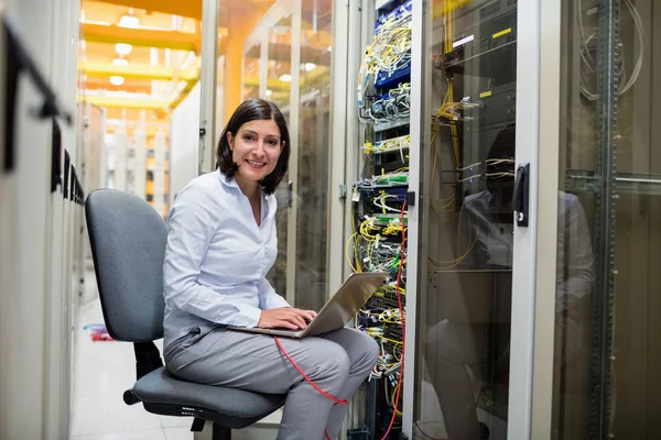 Technician working on laptop — Stock Photo, Image