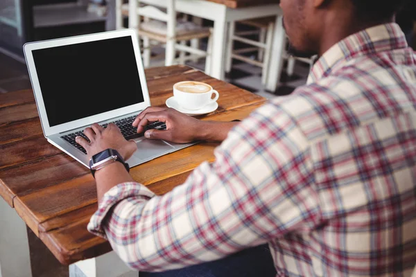 Hombre usando ordenador portátil — Foto de Stock