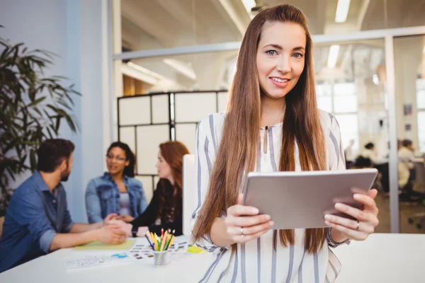 Attraktiva affärskvinna med digital tablet — Stockfoto