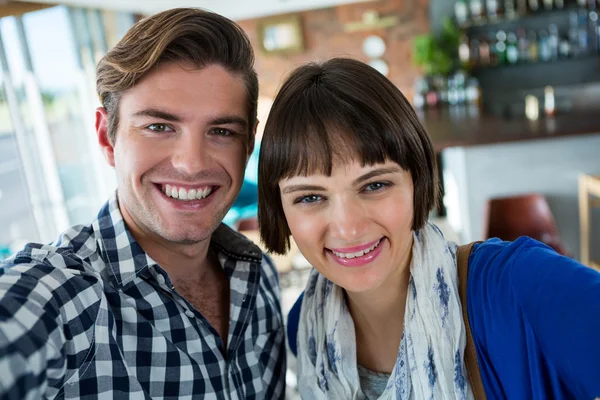 Sorrindo casal no café — Fotografia de Stock