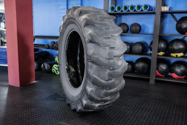 Neumático de goma equilibrado en gimnasio —  Fotos de Stock
