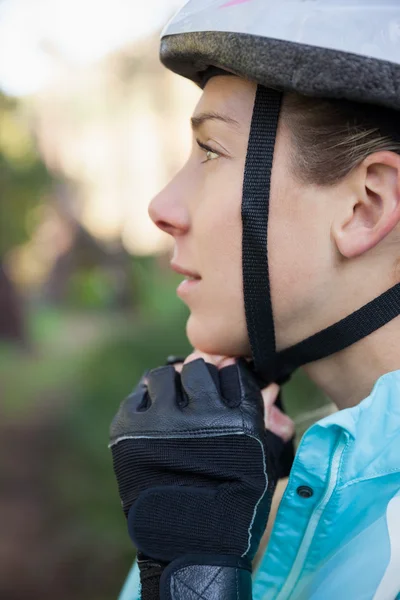 Ciclista de montaña con casco de bicicleta —  Fotos de Stock