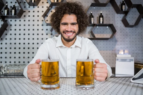 Barista che tiene due bicchieri di birra — Foto Stock