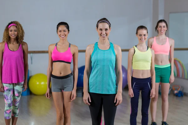 Fitness team staande in de fitness-studio — Stockfoto