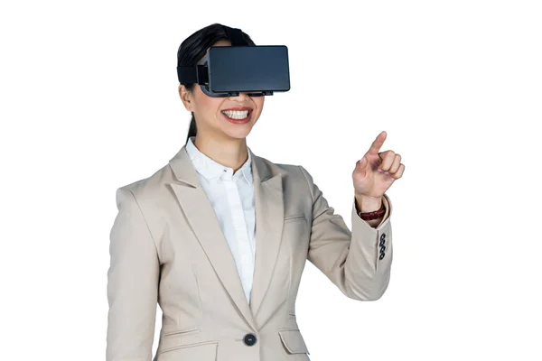 Geschäftsfrau mit Virtual-Reality-Headset — Stockfoto