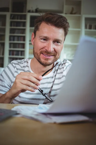 Gelukkig man kijken naar zijn rekeningen — Stockfoto