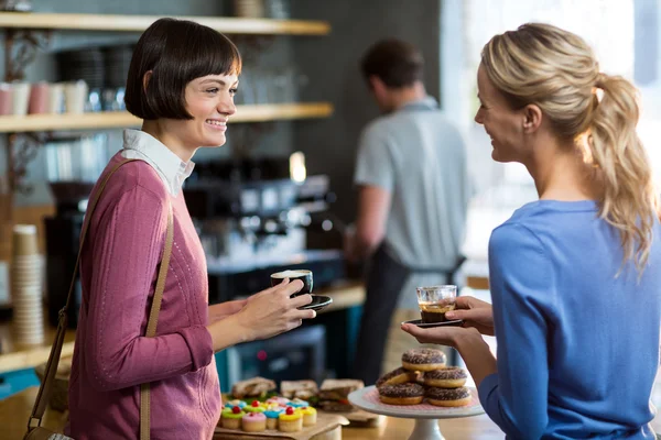 Female friends having a cup of coffee — Stock Photo, Image