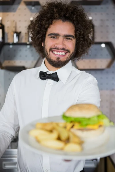 Tabak patates cipsi ve burger hizmet garson — Stok fotoğraf