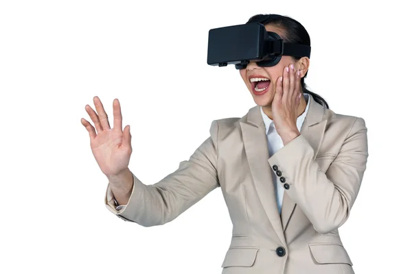 Zakenvrouw met behulp van virtual reality headset — Stockfoto