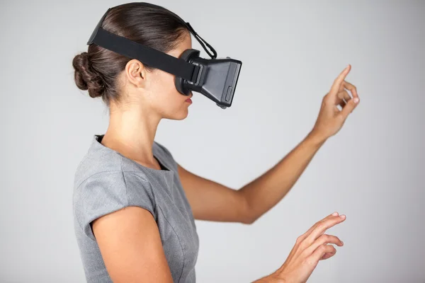 Mulher usando fone de ouvido realidade virtual — Fotografia de Stock