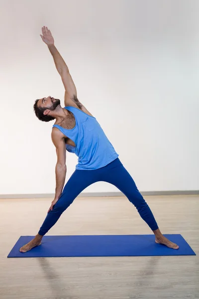 Man doing extended triangle pose — Stock Photo, Image