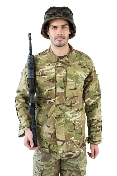 Soldado sosteniendo un rifle — Foto de Stock