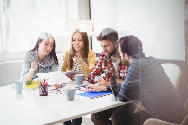 Redakteure interagieren im Besprechungsraum — Stockfoto