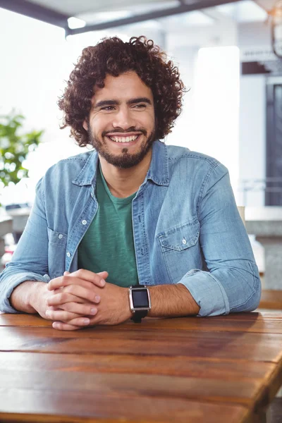 Mann sitzt und lächelt — Stockfoto