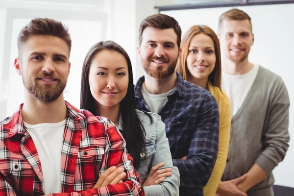 Gente de negocios creativos de pie en fila — Foto de Stock