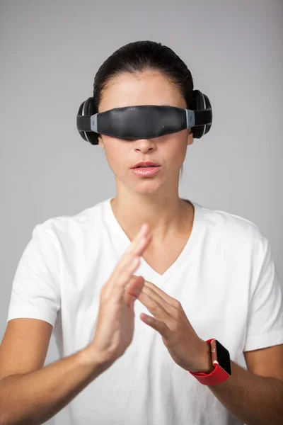 Žena používající virtuální video brýle — Stock fotografie