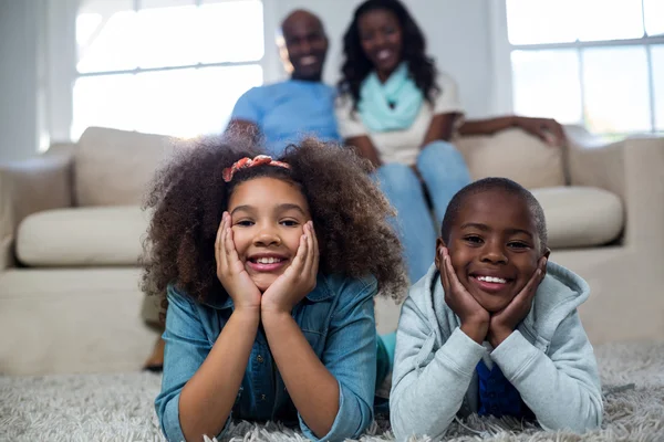 Niños con sus padres — Foto de Stock