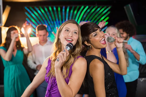 Duas mulheres bonitas cantando juntos — Fotografia de Stock