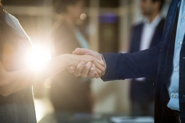 Businessman shaking hands with colleague — Stock Photo, Image