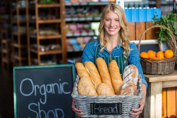 Mujer sosteniendo una cesta de baguettes — Foto de Stock