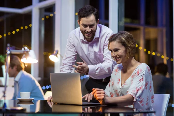 Empresarios usando laptop — Foto de Stock