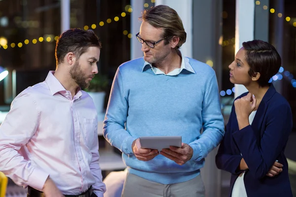 Empresarios usando tableta digital — Foto de Stock