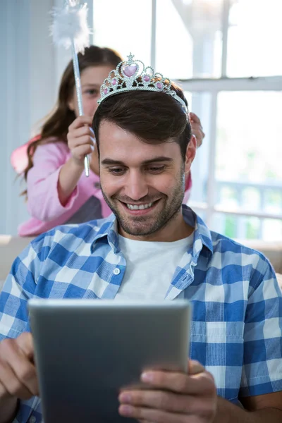 Flickan att placera tiara på fäder huvud — Stockfoto