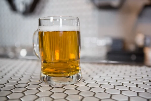 Verre de bière sur comptoir de bar — Photo