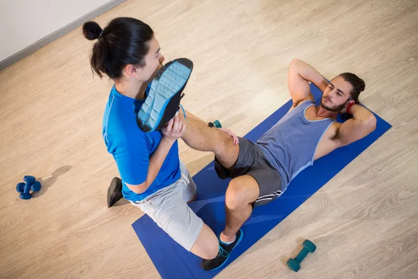 Yogainstruktör hjälper fitness mannen med ben flexar — Stockfoto