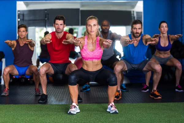 Athlètes faisant de l'exercice au gymnase — Photo