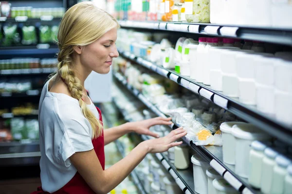 A személyzet ellenőrzése élelmiszer termékek a polcon — Stock Fotó