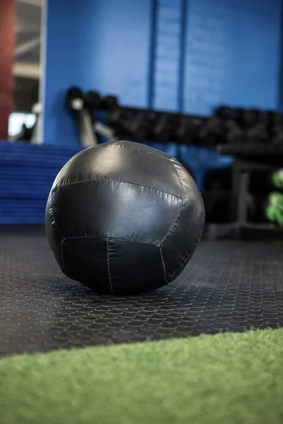 Ballon d'exercice noir dans la salle de gym — Photo