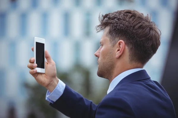 Homem de negócios usando telefone celular — Fotografia de Stock