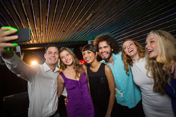 Skupina usměvavých přátel, kteří berou selfie — Stock fotografie