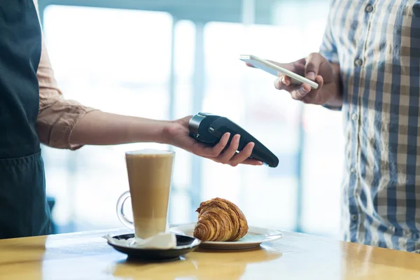 Man betala räkningen genom smartphone — Stockfoto