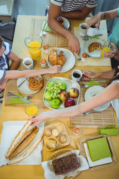 Overhead view of family having breakfast — Stockfoto