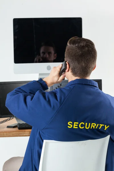Agente di sicurezza che parla al telefono — Foto Stock