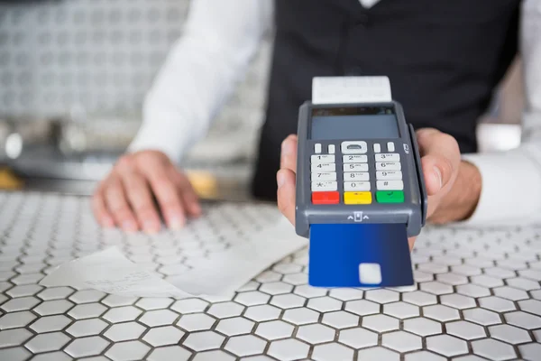 Cantinero aceptando una tarjeta de crédito — Foto de Stock