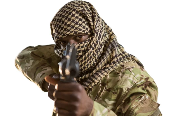 Porträt eines Soldaten, der mit einem Gewehr zielt — Stockfoto