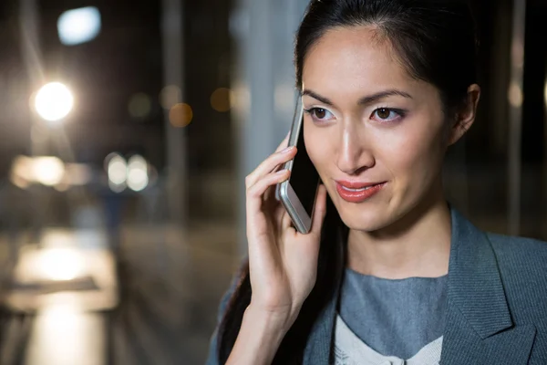 Zakenvrouw aan het praten op de mobiele telefoon — Stockfoto