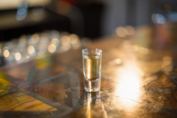 Tequila shot sklo na pult — Stock fotografie