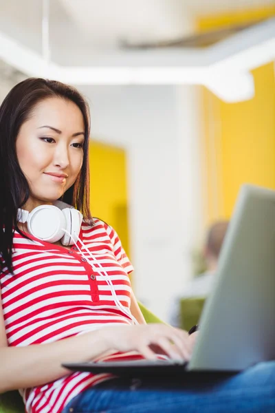 Executive med laptop på kreativa kontor — Stockfoto