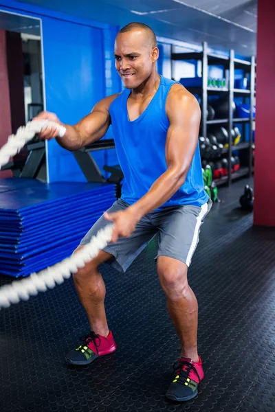 Atleta che si allena con le corde in palestra — Foto Stock