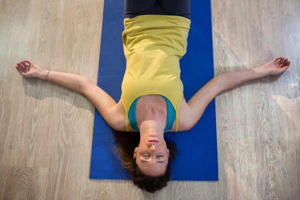 Donna che fa yoga posa cadavere — Foto Stock