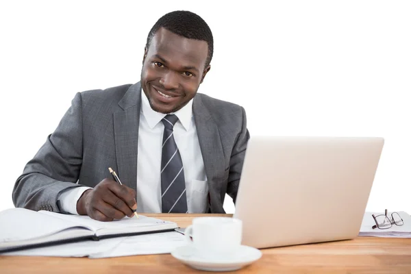 Glad affärsman som arbetar på kontor skrivbord — Stockfoto