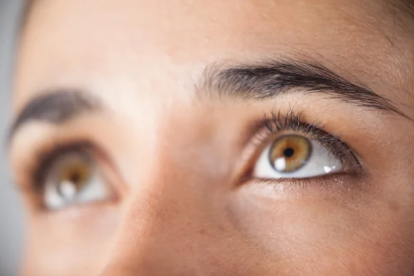 Женщина с контактными линзами — стоковое фото